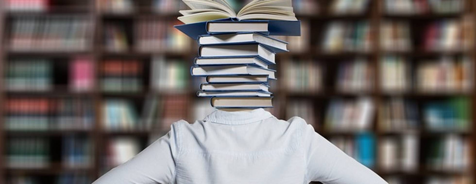 rücken mit verschränketen armen und büchern als kof