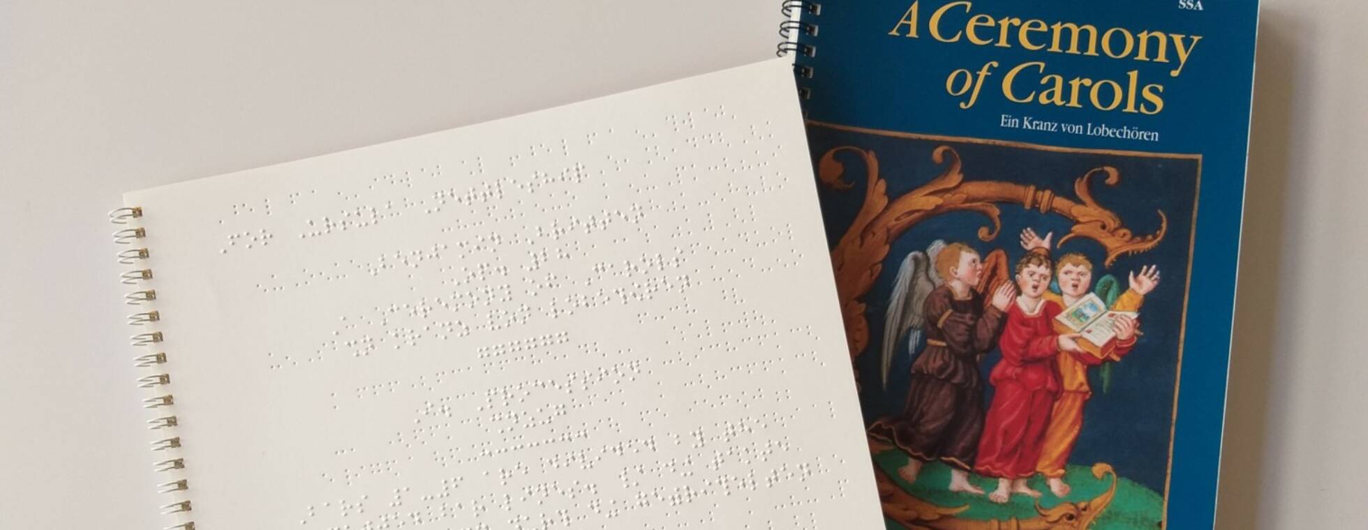 rechts das Cover der Schwarzdruck-Ausgabe von Benjamin Brittens "A Ceremony of Carols", links Auszug aus dem ersten Satz in Braillenoten