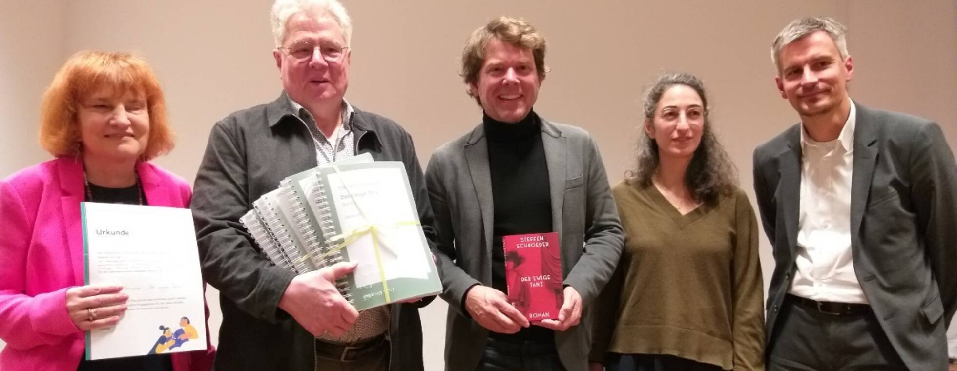 Gruppenfoto mit dem Autor und den Förderern der Braille-Ausgabe