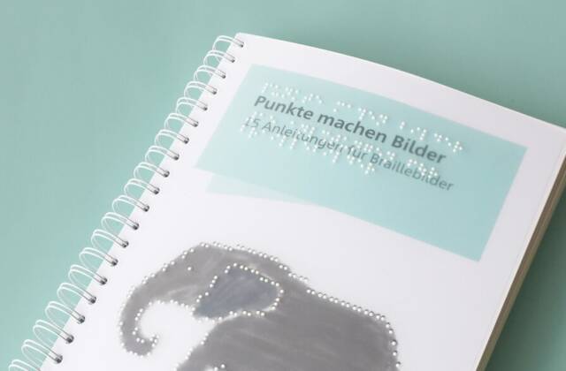 Das Ringbuch auf mintgrünem Hintergrund. Auf dem Cover ein Elefant in Braille und der Titeltext "Punkte machen Bilder. 15 Anleitungen für Braillebilder"
