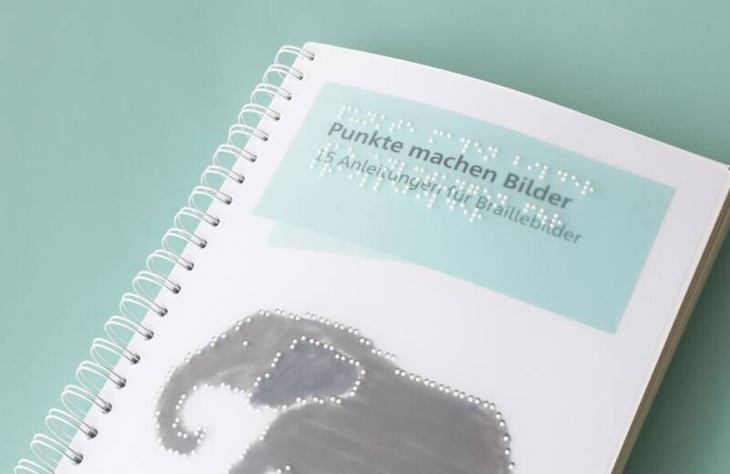 Das Ringbuch auf mintgrünem Hintergrund. Auf dem Cover ein Elefant in Braille und der Titeltext "Punkte machen Bilder. 15 Anleitungen für Braillebilder"